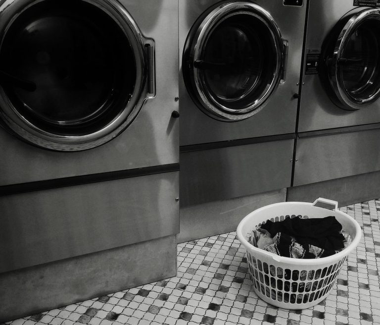 Moderne wasserette in Middelburg met geavanceerde wasmachines en drogers voor dagelijks gebruik