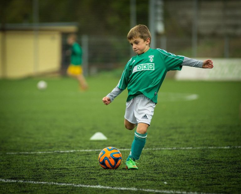 Zaalvoetbal in Wageningen - spelers in actie op de binnenvereldse voetbalvelden van Sports Centre de Bongerd
