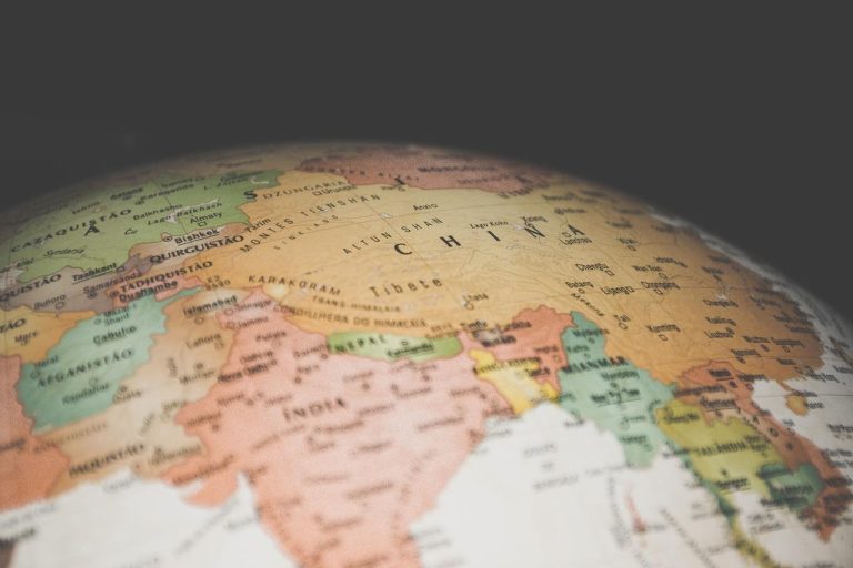 Selectie van fairtrade producten in de Wereldwinkel Soest, inclusief handgemaakte sieraden, textiel en biologische voedingsmi