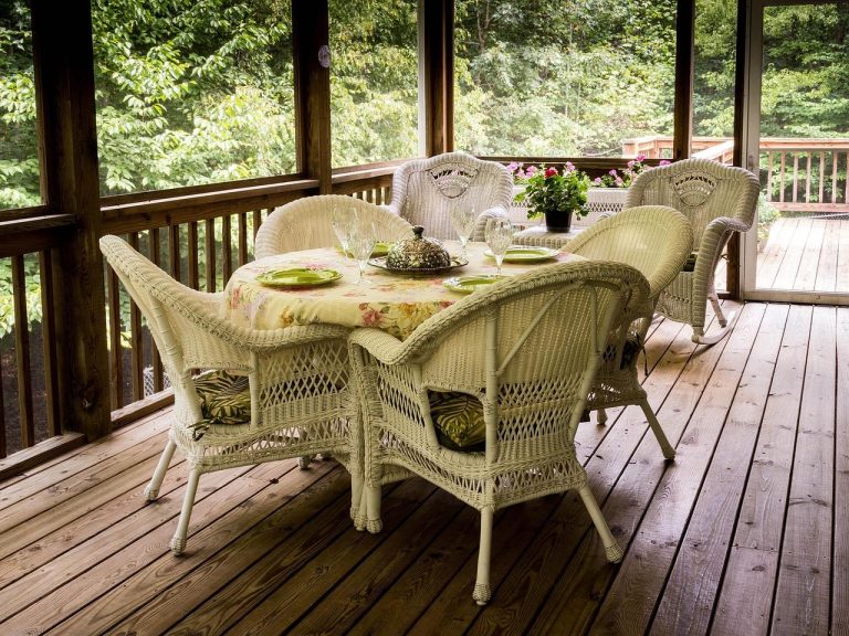 Gezellige veranda met glazen wanden waar je in de lente van je tuin geniet met een kopje thee
